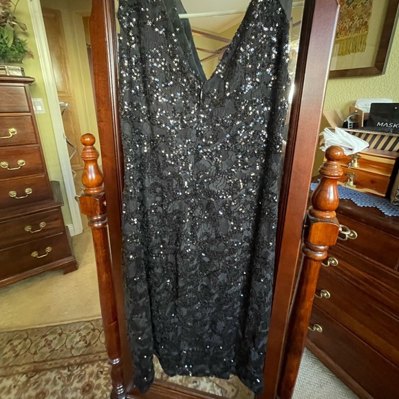 Ralph Lauren Evening, black v-neck, knee length, sequined, evening dress, size 6 - Picture 2 of 6
